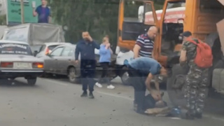 ДТП на перекрестке Попова &mdash; Взлетная / Фото: читатель amic.ru