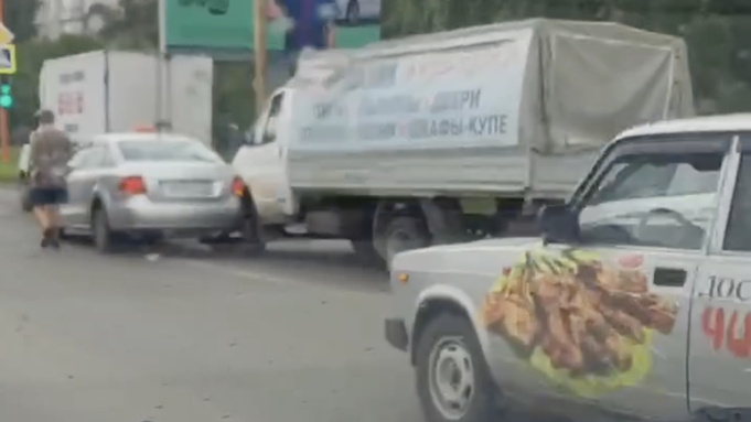 ДТП на перекрестке Попова — Взлетная / Фото: читатель amic.ru