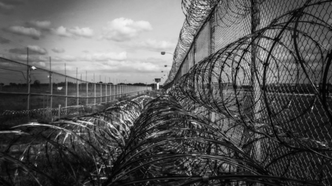 Тюремный забор / Фото: pxhere.com/ru/photo/1001300