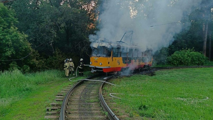 Сгоревший трамвай / Фото: "Инцидент Барнаул"