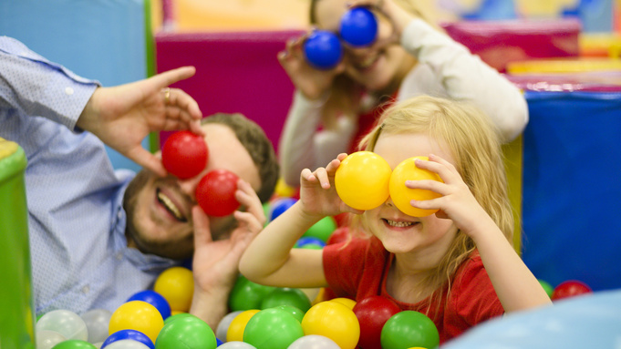 Дети. Семья. Развлекательный центр / Фото: freepik.com
