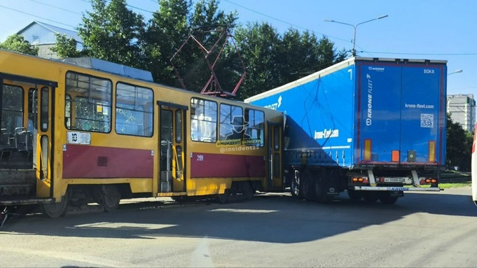 ДТП с трамваем и грузовиком / Фото: "Инцидент Барнаул"