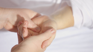 Ладони матери и ребенка / Фото: pxhere.com