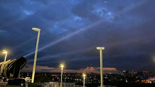 Лучи света в небе / Фото: пресс-служба мэрии