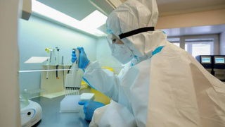 Медик в лаборатории / Фото: amic.ru