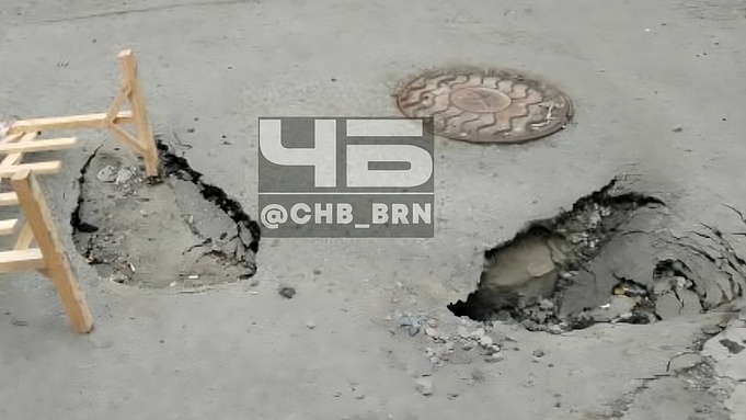 Ямы в асфальте / Фото: "Черное и Белое Барнаул"