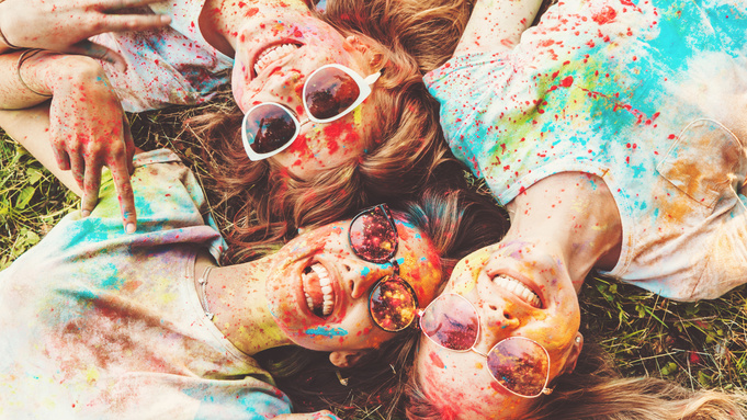 Молодежь. Фестиваль красок / Фото: halayalex on Freepik