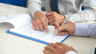 Подпись документа. Страхование / Фото: freepik.com