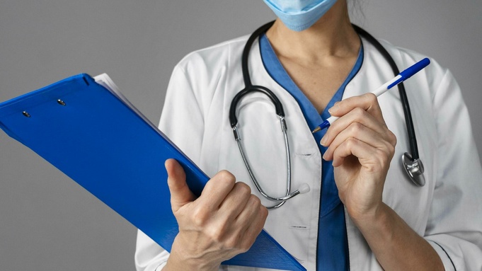 Врач. Медицинская страховка / Фото: freepik.com