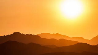 Солнце над горами / Фото: unsplash.com