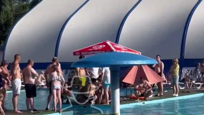 Люди вокруг пострадавшего / Фото: "Инцидент Барнаул"