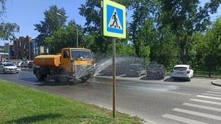 Полив улицы / Фото: t.me/barnaul_org