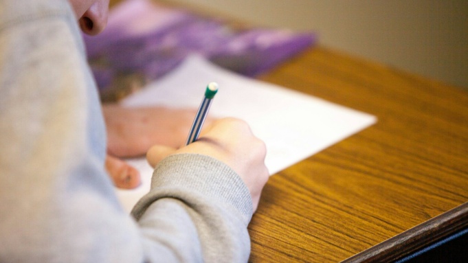 Ученик за партой / Фото: unsplash.com