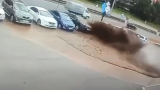 Момент прорыва на улице Попова / Кадр из видео