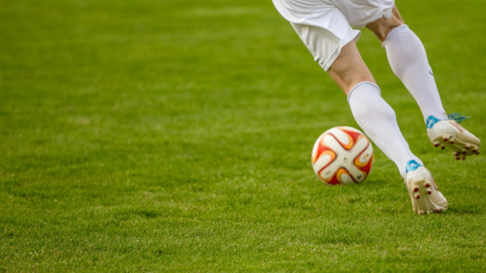 Футболист с мячом / Фото: pxhere.com