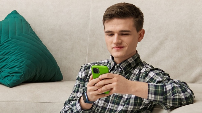 Парень. Смартфон / Фото: ПАО "МегаФон"