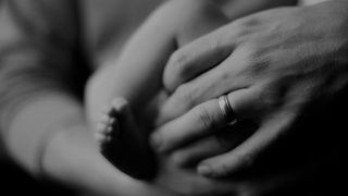 Ребенок в руках отца / Фото: unsplash.com