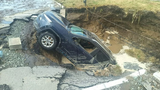 Провалившийся автомобиль на Попова / Фото: СГК