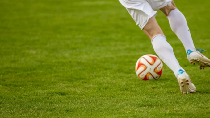 Футболист с мячом / Фото: pxhere.com 