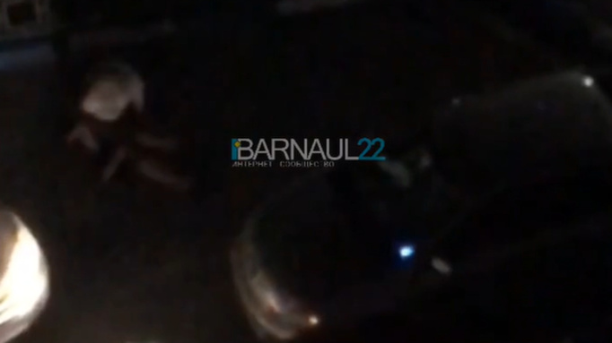 Драка водителей во дворе / Кадр из видео / Barnaul22