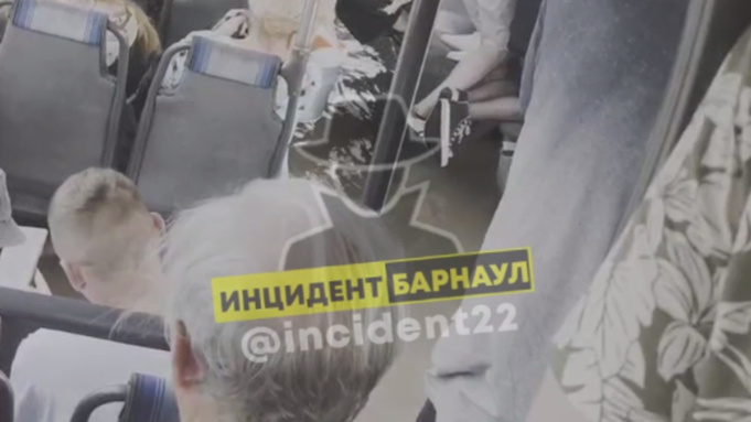 Затопленный салон автобуса №53 / Кадр из видео