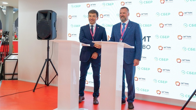 Подписание договора Сбера и "УГМК-Застройщик" / Фото: пресс-служба банка