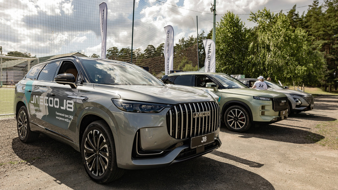 Кроссоверы брендов Jaecoo и Omoda / Фото: Семен Рогожников