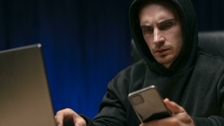 Телефонный мошенник / Фото: freepik.com