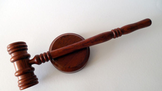 Молоток судьи / Фото: pxhere.com/ru/photo/738491