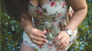 Женщина в поле / Фото: unsplash.com