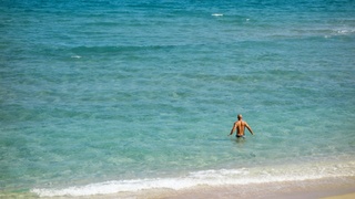 Мужчина купается / Фото: unsplash.com