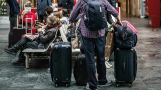 Мужчина с чемоданами / Фото: unsplash.com 