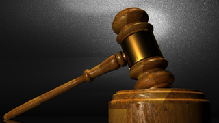 Молоток судьи / Фото: pxhere.com/ru/photo/839873