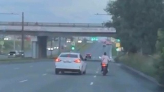 Скутеристка на улице Малахова / Кадр из видео: соцсети