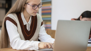 Ученик. Ноутбук / Фото: freepik.com