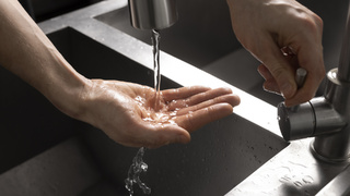 Кран. Вода. Мытье рук / Фото: freepik.com