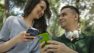 Пара с мобильными телефонами / Фото предоставлено пресс-службой Yota