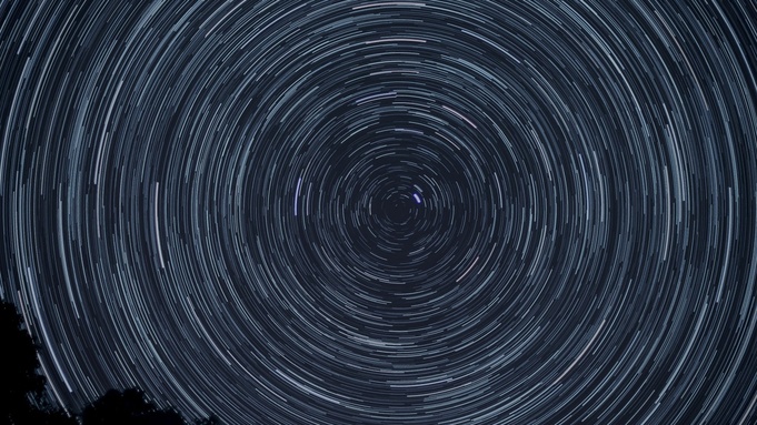 Круговорот звезд на ночном небе / Фото: pixabay.com