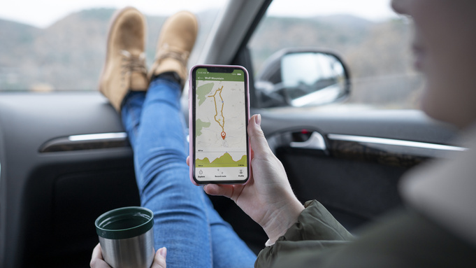 Путешественник. Карта. Смартфон / Фото: freepik.com