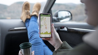 Путешественник. Карта. Смартфон / Фото: freepik.com