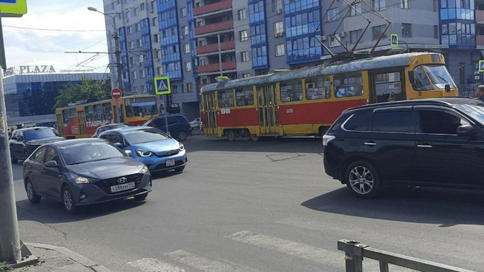 Вставшие вагоны на Красноармейском Фото: "Инцидент Барнаул"