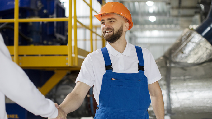 Рабочий на стройке / Фото: freepik.com