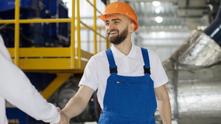 Рабочий на стройке / Фото: freepik.com