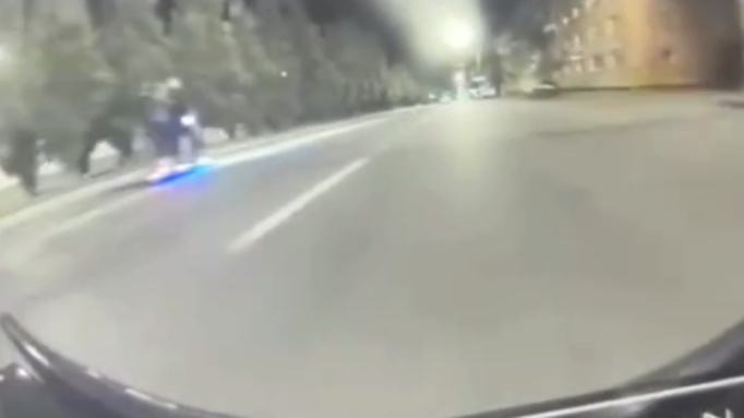 Самокатчики, обгоняющие машины / Кадр из видео / "В курсе 22"