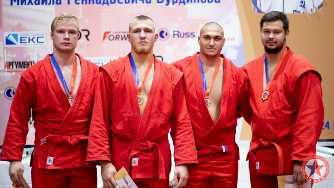 Роман Жданов (второй слева) / Фото: "Алтайский спорт"