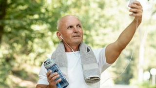 Пожилой мужчина занимается спортом / Фото: ru.freepik.com