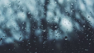 Капли дождя на стекле / Фото: unsplash.com