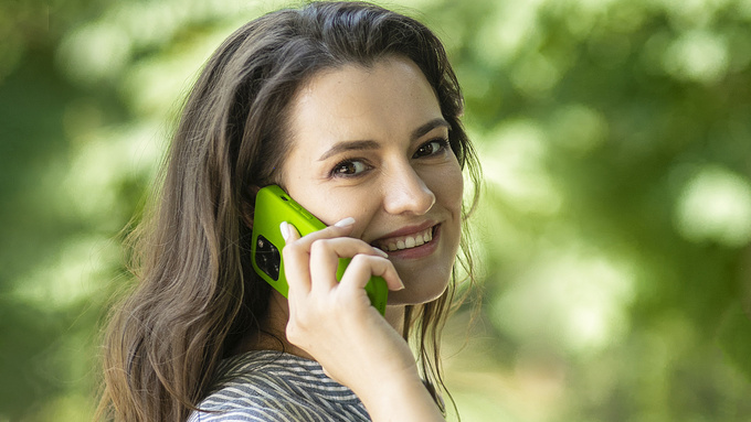 Девушка. Смартфон / Фото: МегаФон