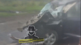 Смятая легковушка / Фото: "Инцидент Барнаул"