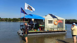 Плот для заплыва из Бийска в Барнаул / Фото: Инцидент Барнаул